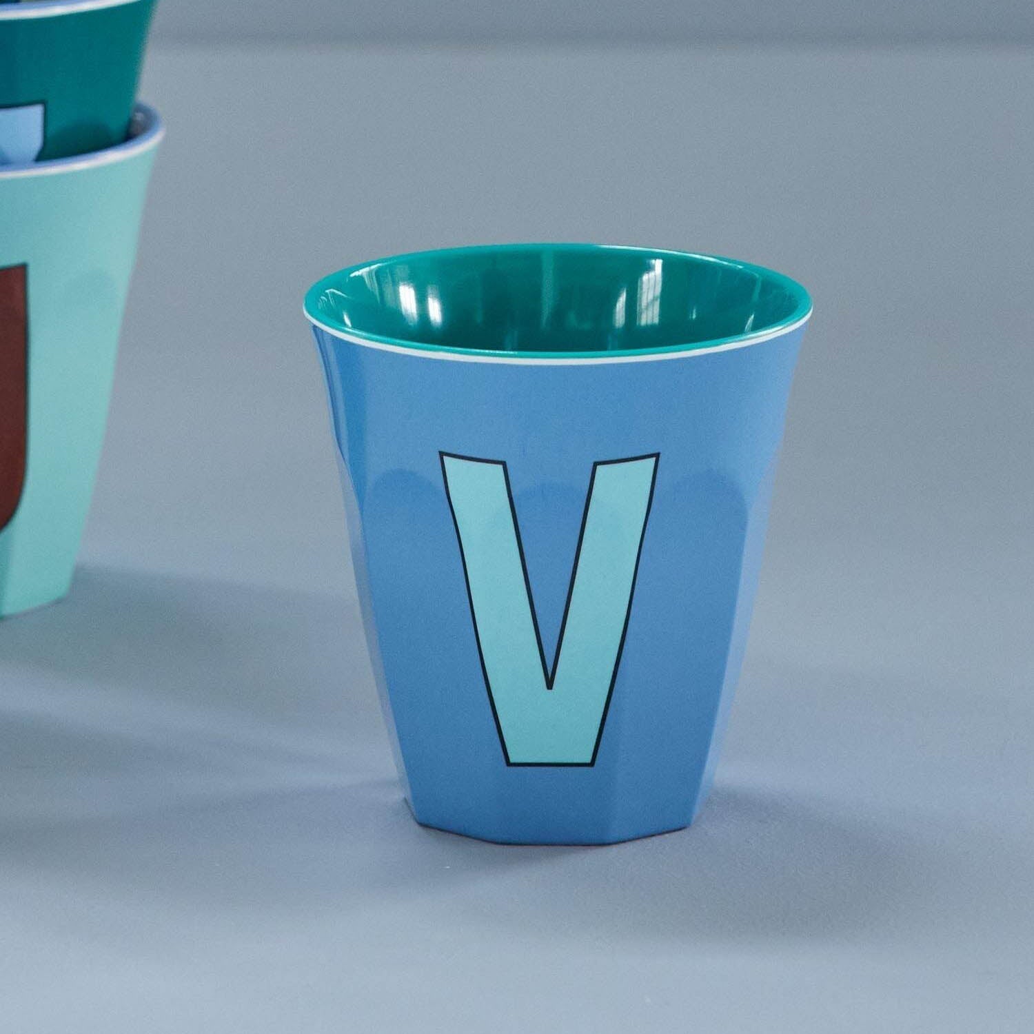 Melamin Becher "Buchstabe V" - Medium (Taubenblau) Rice