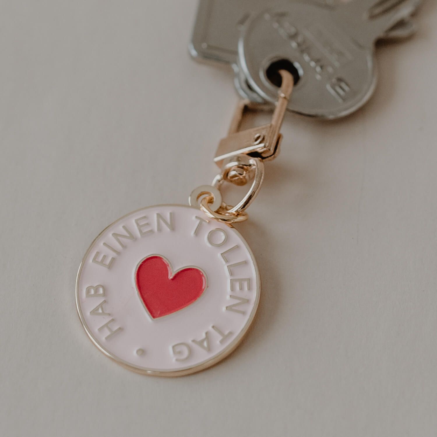 Schlüsselanhänger "Hab einen tollen Tag" - 3,2x6,8 cm (Rosa/Rot/Gold) Eulenschnitt