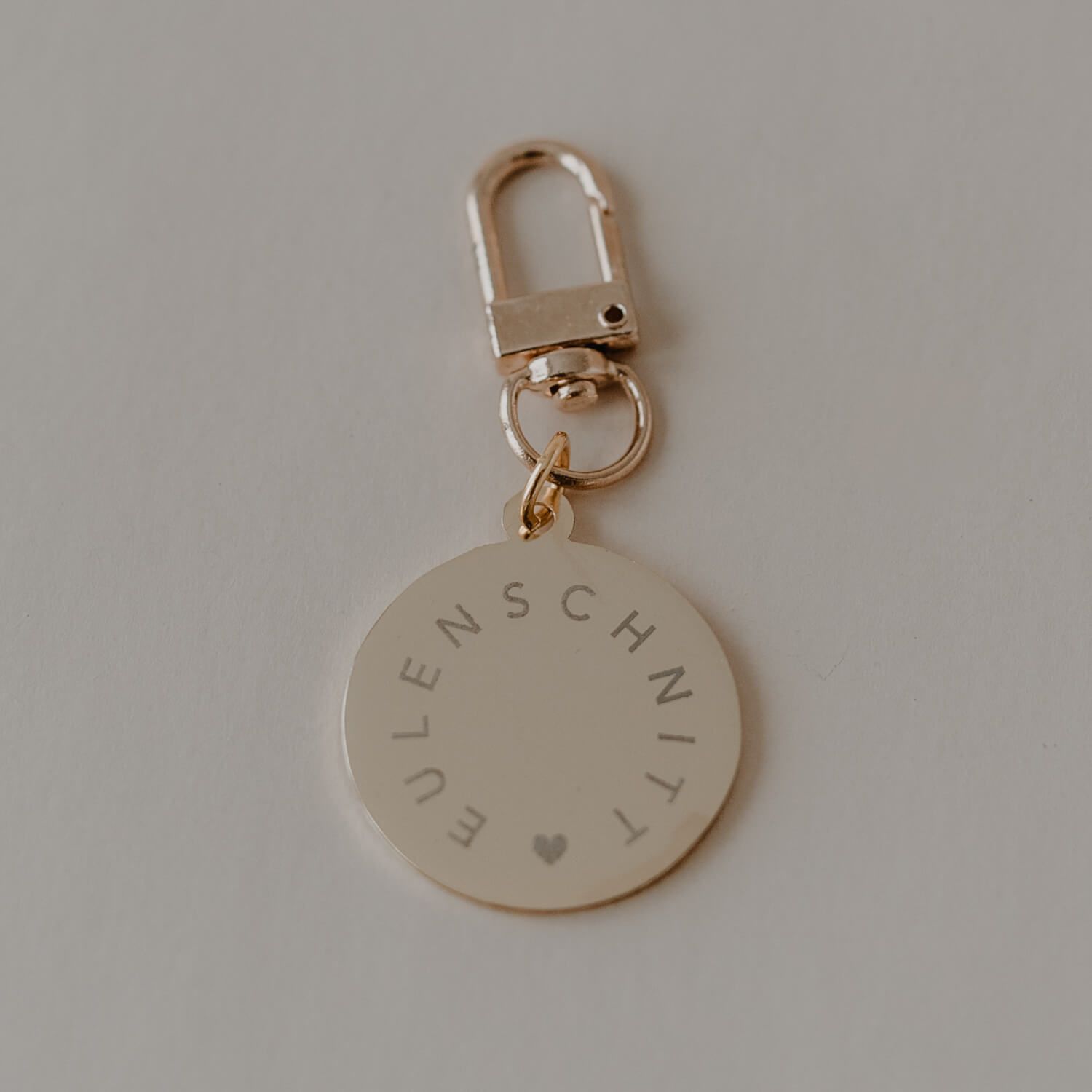 Schlüsselanhänger "Hab einen tollen Tag" - 3,2x6,8 cm (Rosa/Rot/Gold) Eulenschnitt