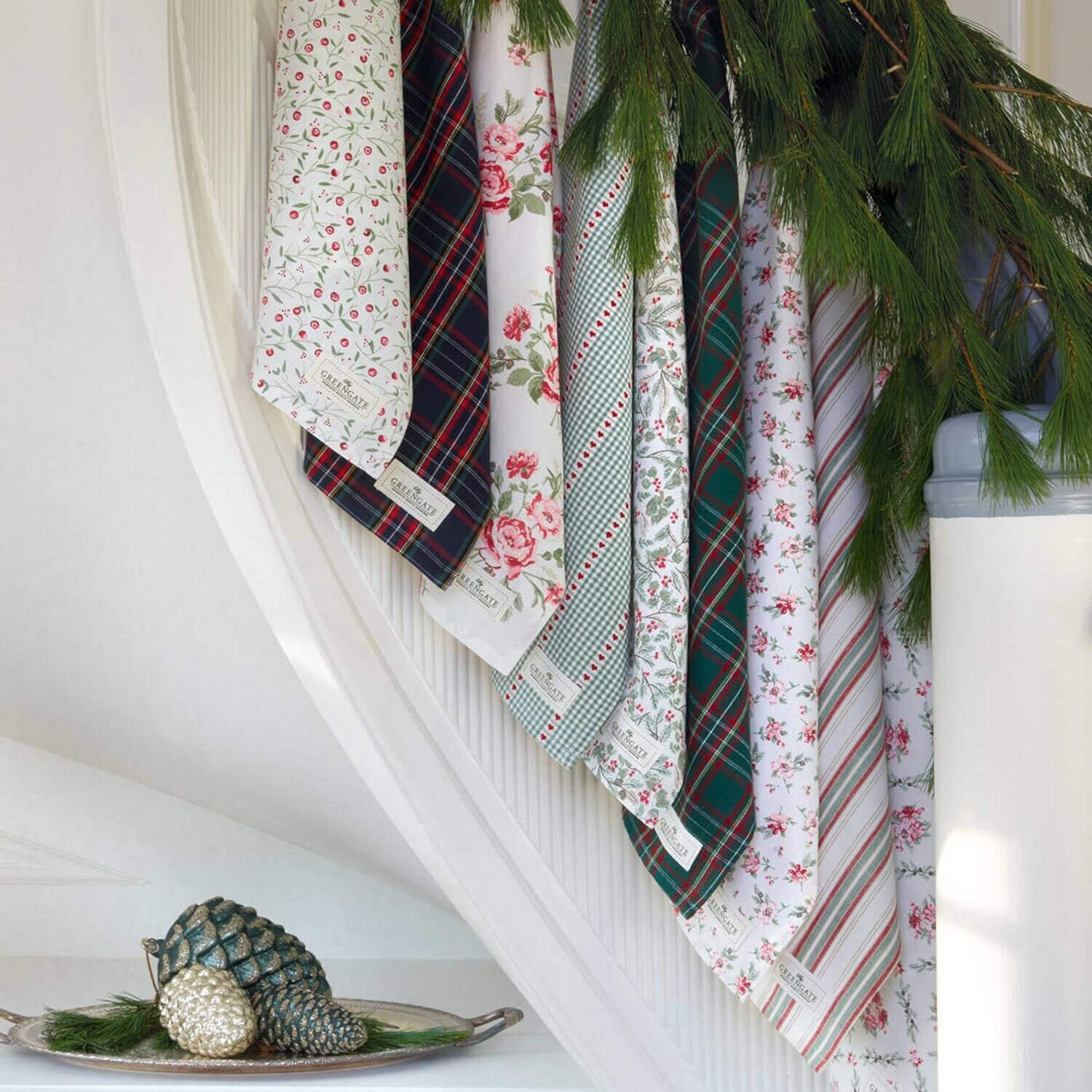 Deko-Tannenzapfen mit Glitzer "Xmas" - 21 cm (Grün) GreenGate
