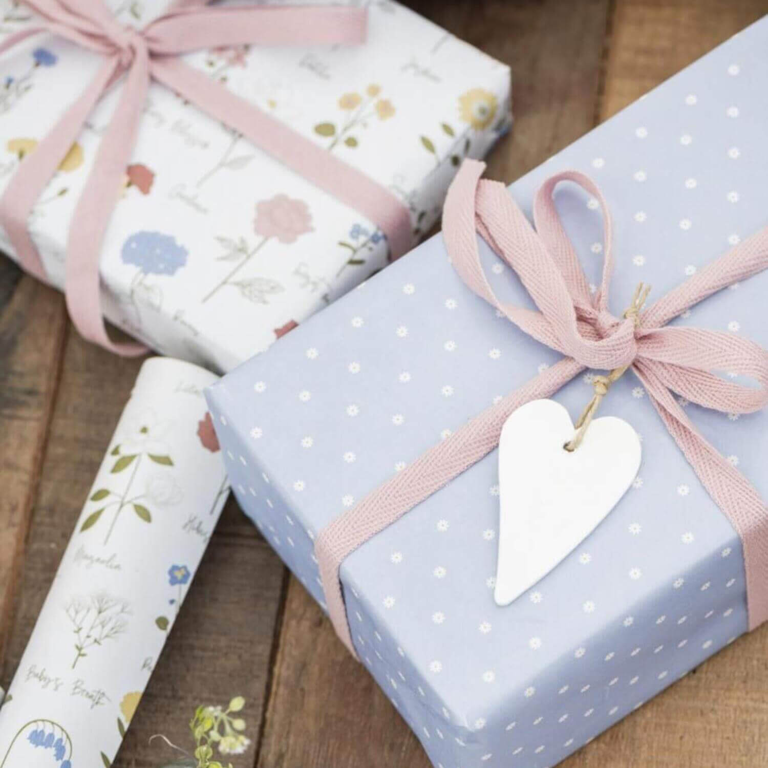 Geschenkpapierrolle "Daisies" - 52,5x500 cm (Grau) Ib Laursen