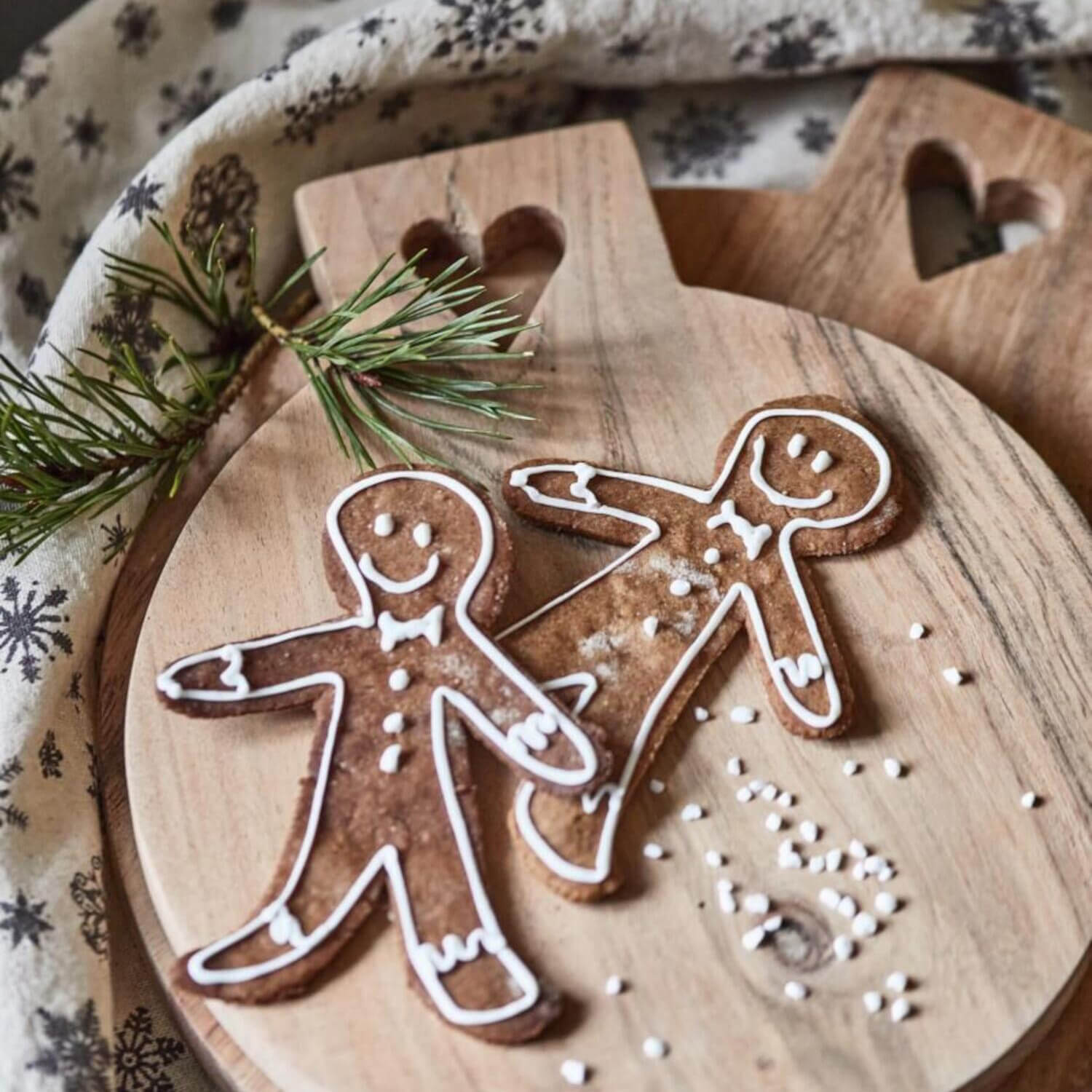 rundes Schneidebrett mit Herzloch aus Akazienholz - 24x20 cm (Braun) Ib Laursen