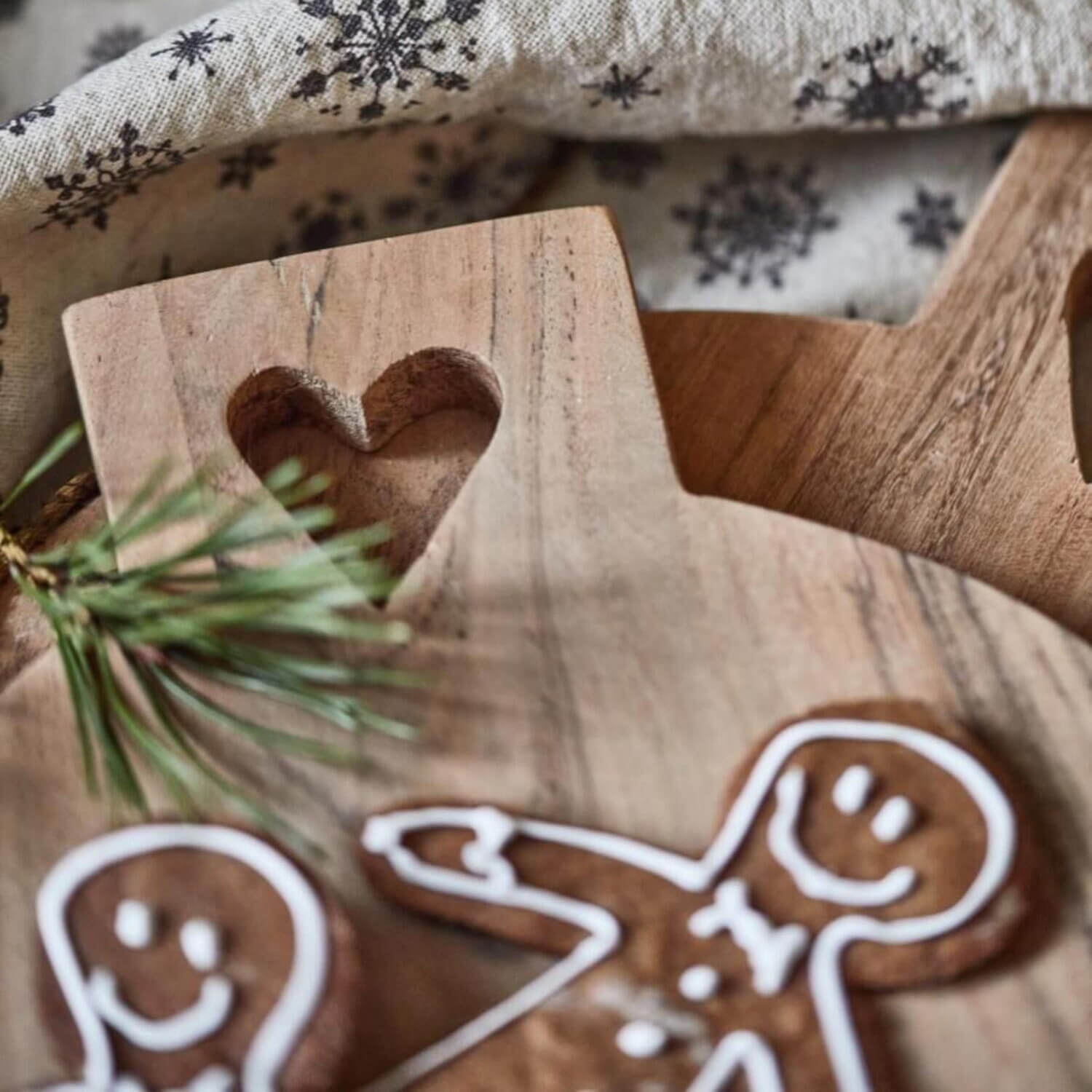 rundes Schneidebrett mit Herzloch aus Akazienholz - 24x20 cm (Braun) Ib Laursen