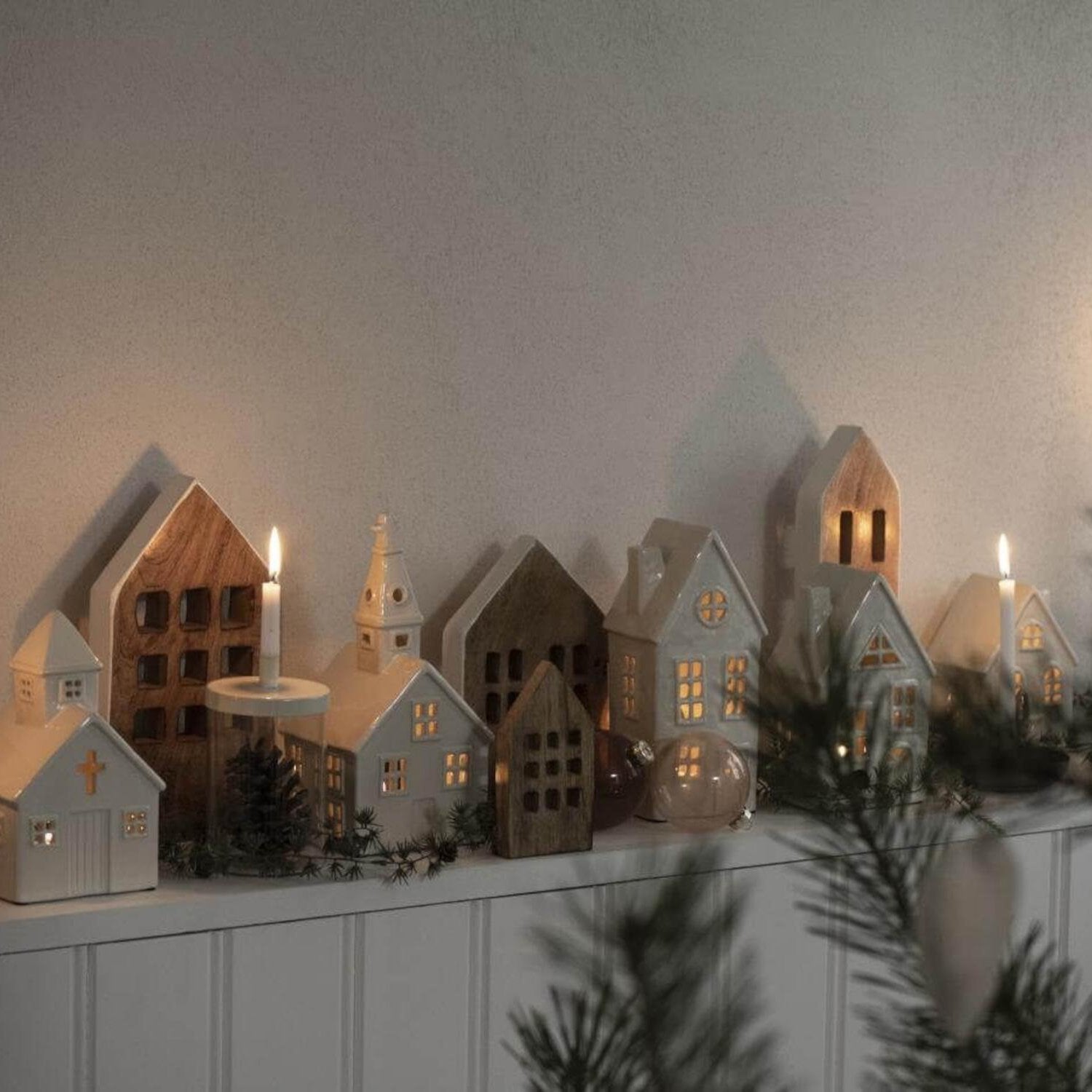 Deko-Haus aus Holz mit 8 Fenstern - 21,5 cm (Mango/Weiß) Ib Laursen