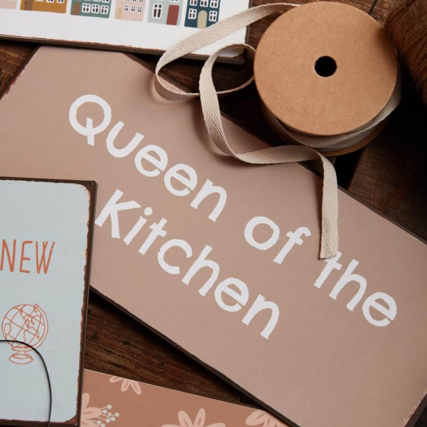 Metallschild "Queen of the kitchen" - 30,5x13 cm (Braun) Ib Laursen