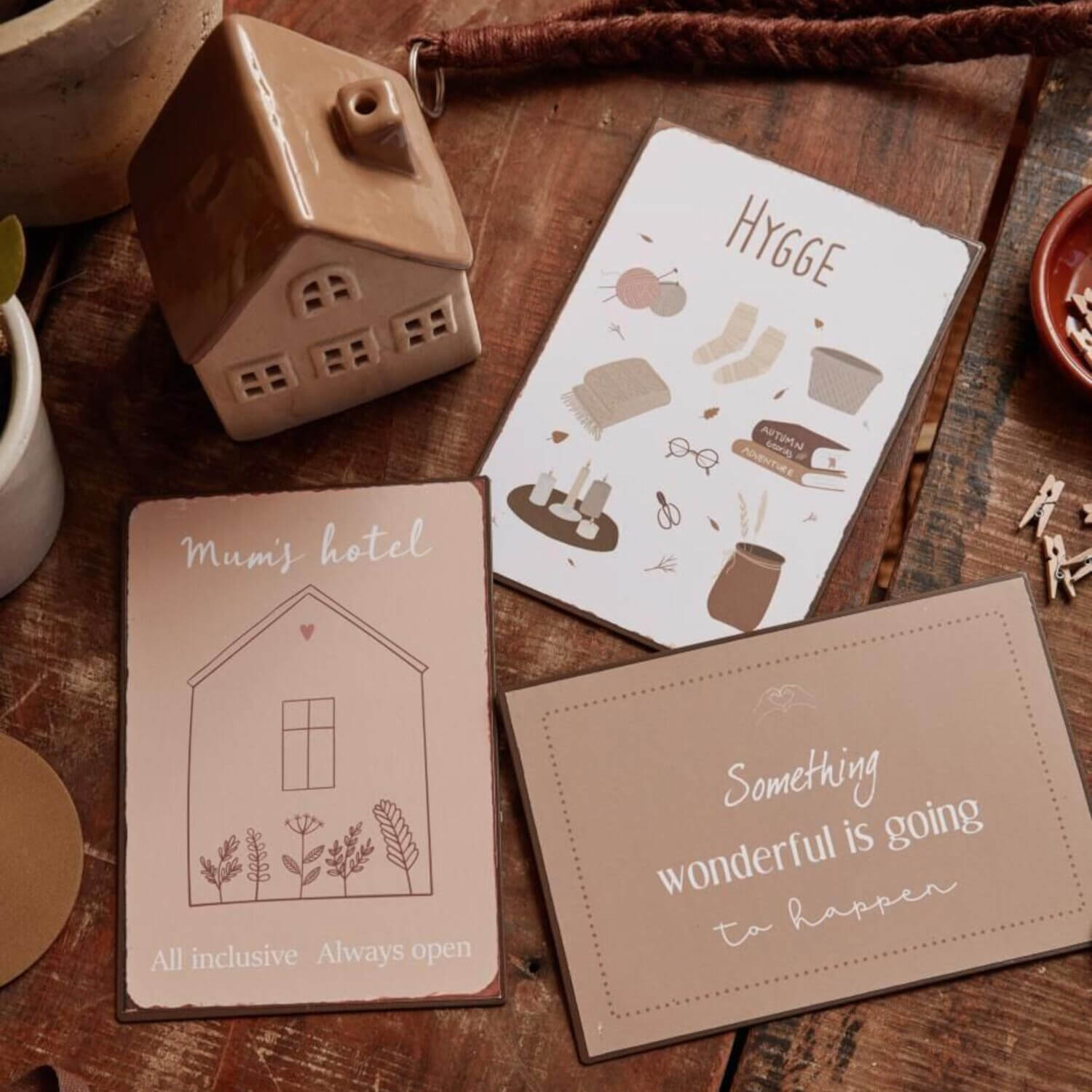 Metallschild "Mum's Hotel" - 14x20 cm (Beige) Ib Laursen