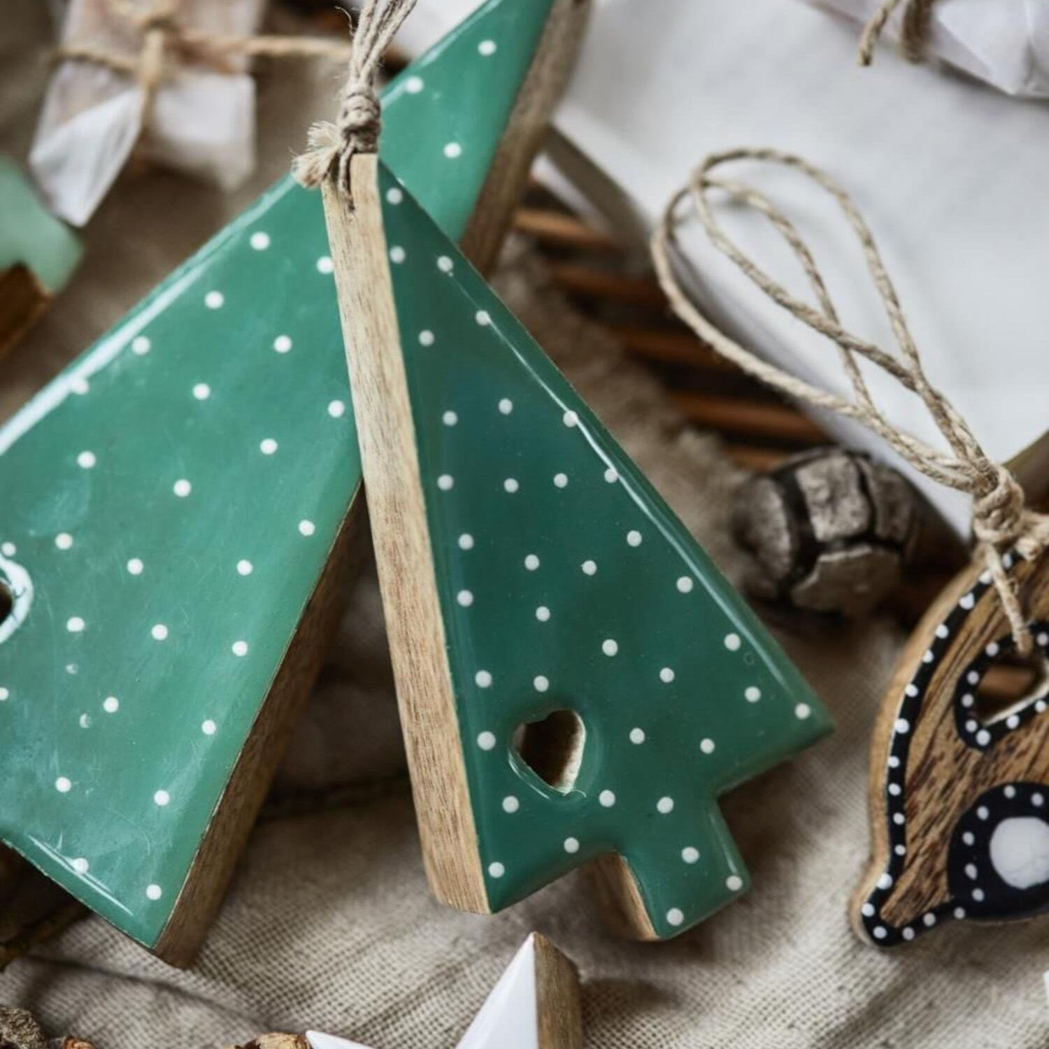 Weihnachtsdeko Anhänger "Tannenbaum" - Groß (Grün/Weiß) Ib Laursen