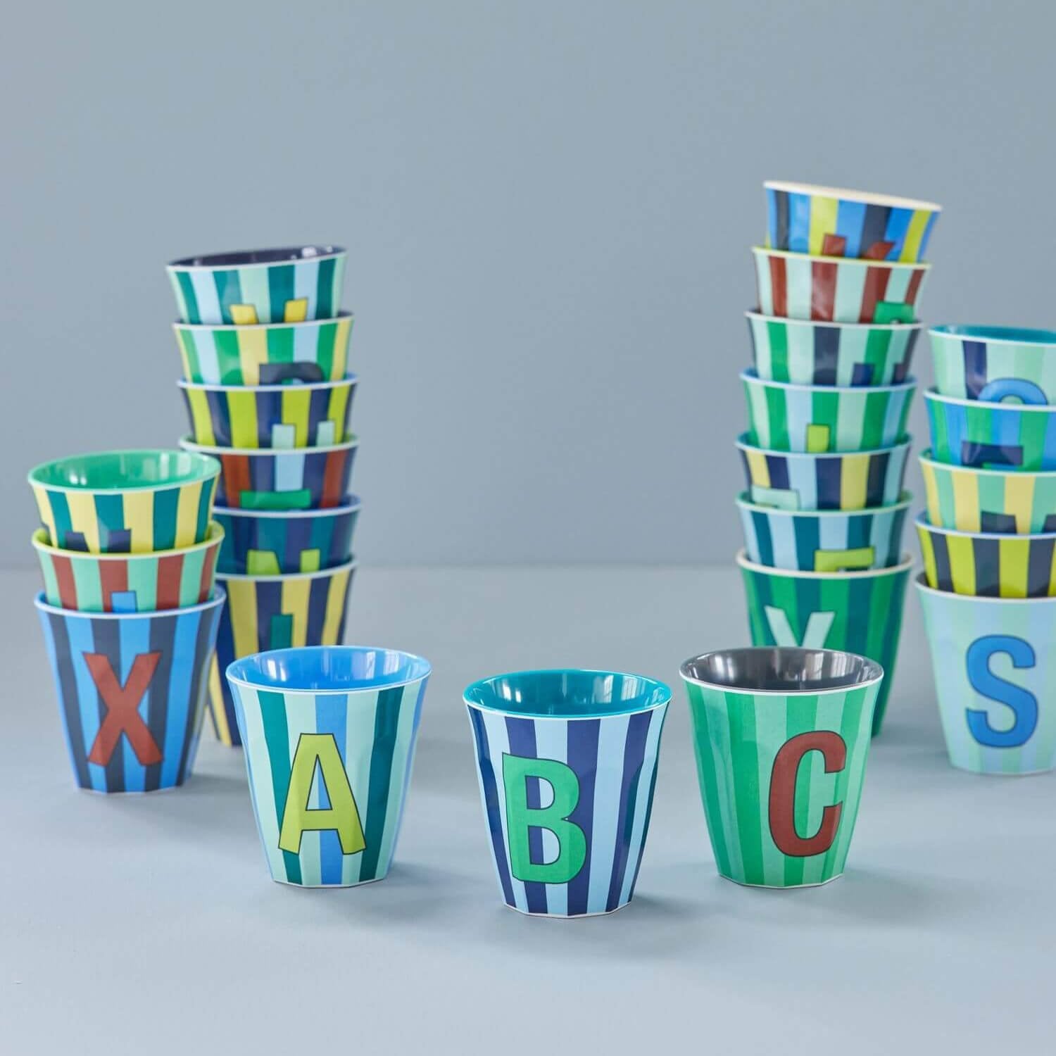 Melamin Becher mit Streifen "Buchstabe E" - Medium (Grün/Hellblau)