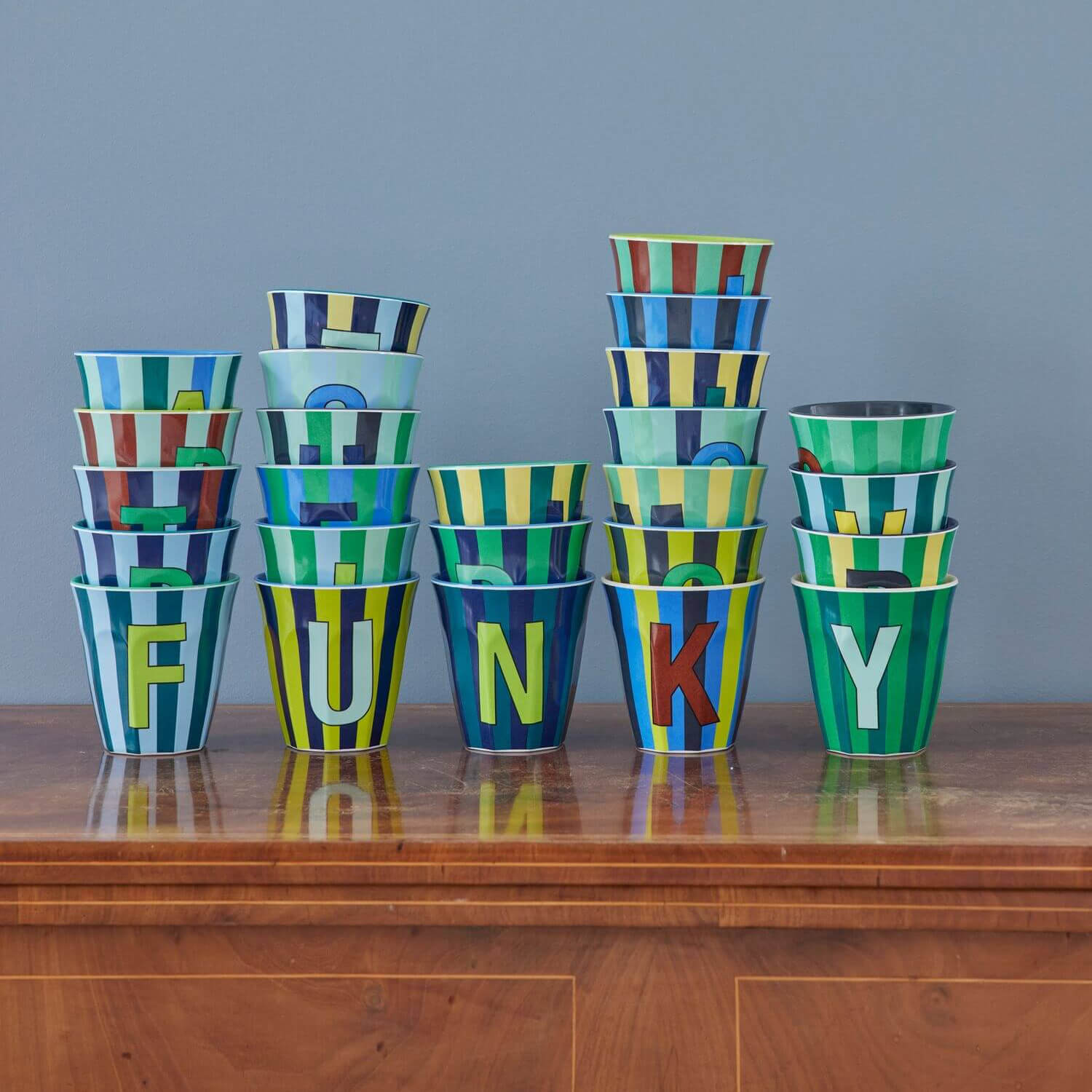 Melamin Becher mit Streifen "Buchstabe E" - Medium (Grün/Hellblau)