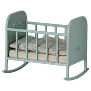 Miniatur-Wiege blau-mintfarben mit geschwungenen Kufen und gepolstertem Bett mit gemustertem Bezug