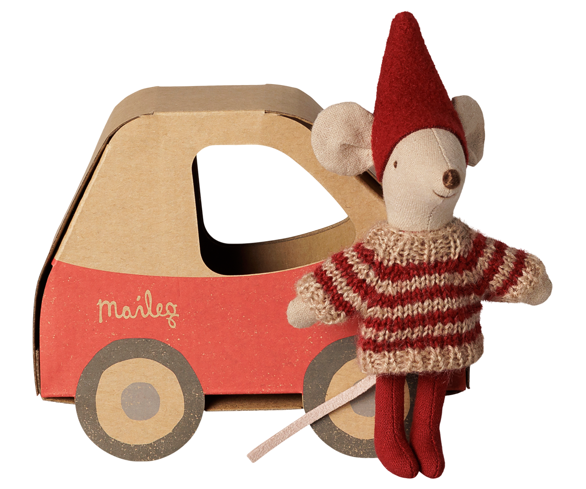 Weihnachtsmaus im roten Kartonauto mit Strickpullover und Schal, braune Radhäuser