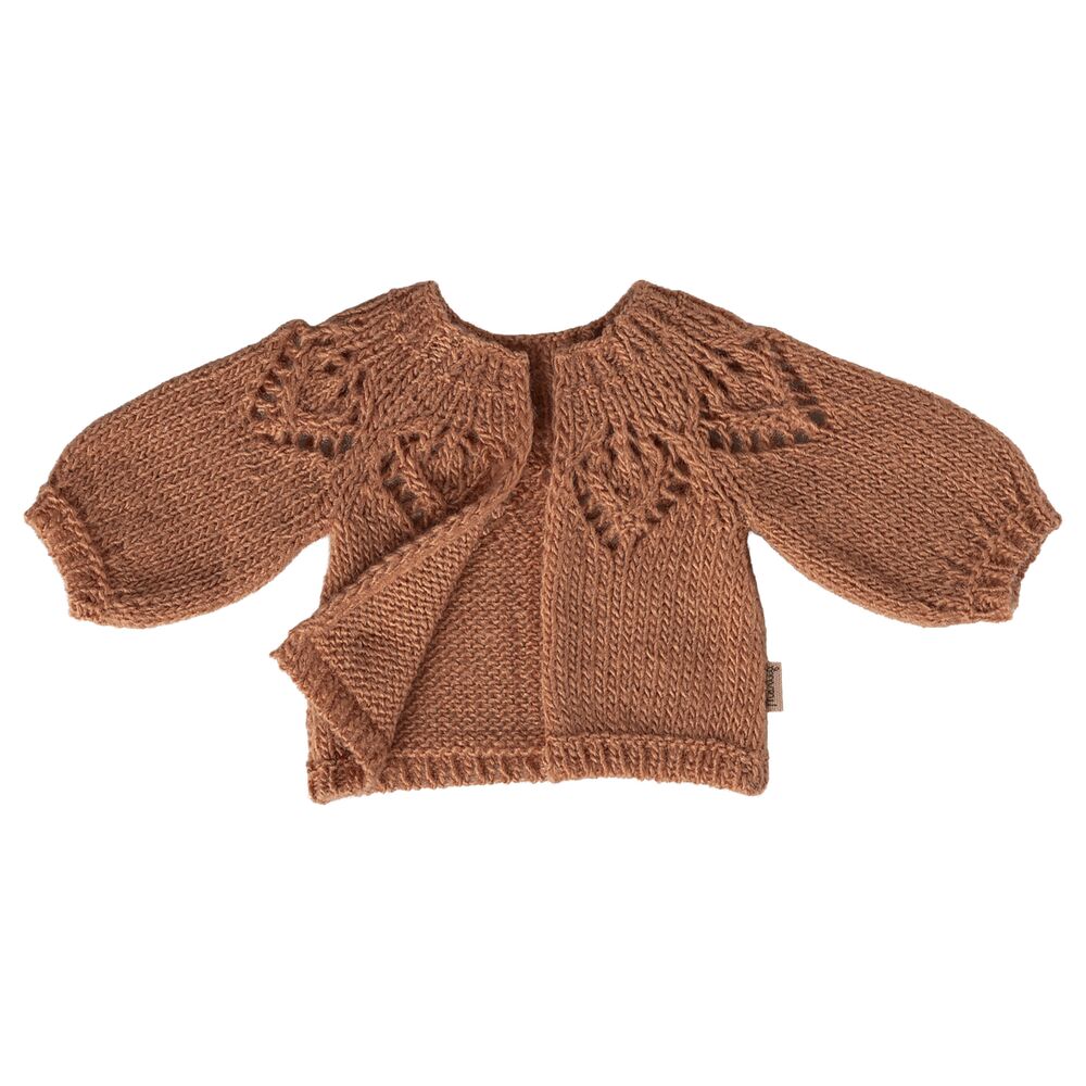 Gestrickte Strickjacke für Hase, rostbraun, Zopfmuster an Vorderteil und Ärmeln