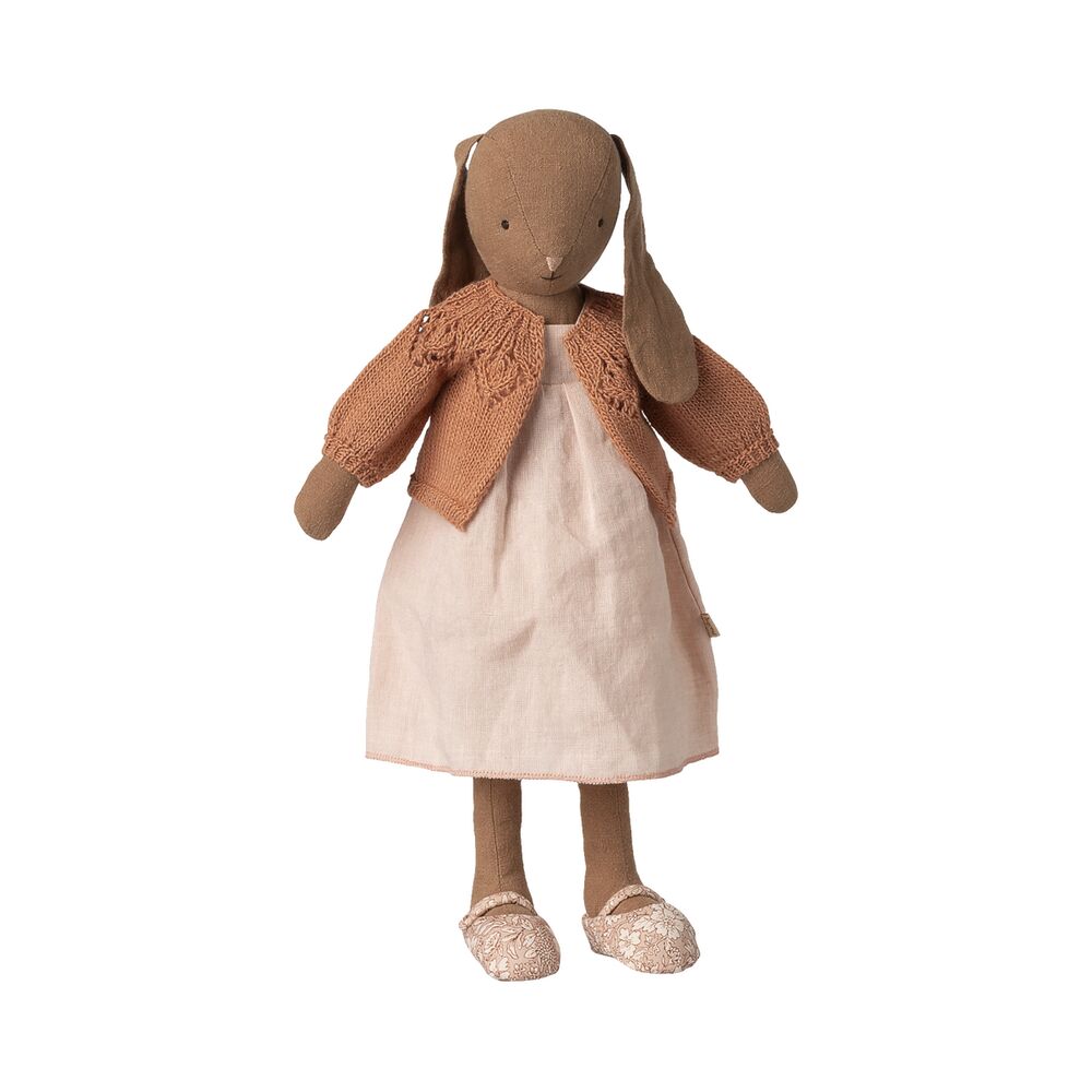 Hasen-Strickjacke am Stofftier, rostbraun, Zopfmuster an Vorderteil und Ärmeln