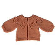 Gestrickte Strickjacke für Hase, rostbraun, offen vorn, Zopfmusterkragen