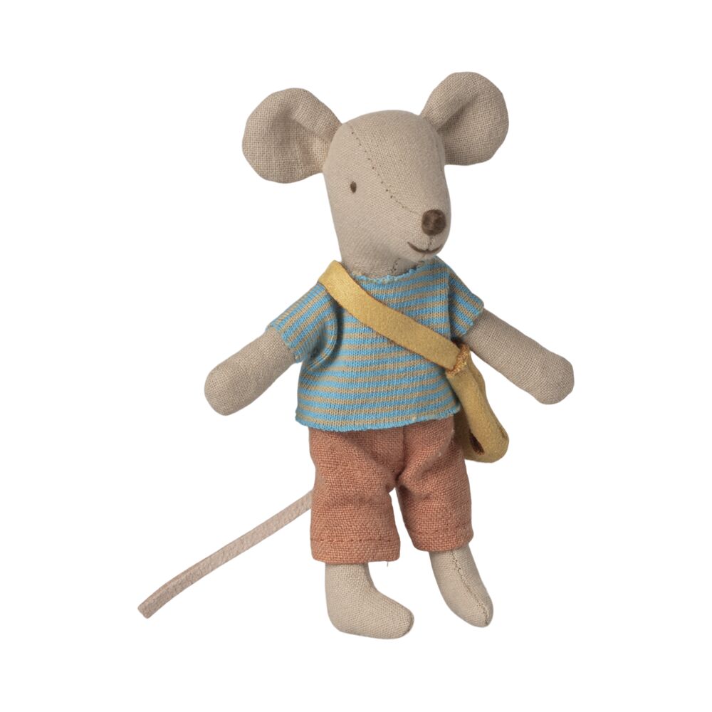 Stoffmaus mit Tasche, blau gestreifter Pulli, gelbes Trägerband, orange Hose, beiger Stoff