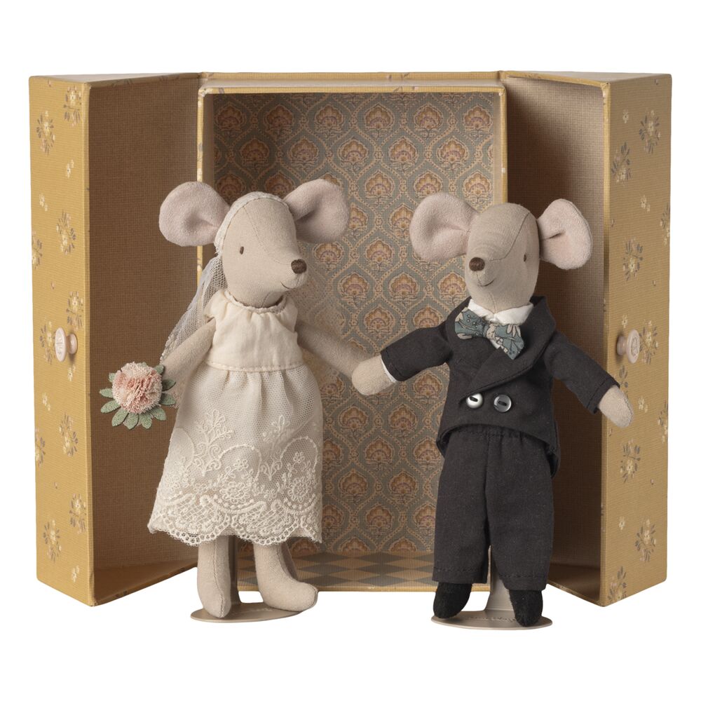 Paar Stoffmäuse in Hochzeitsbox: Mama-Maus im Kleid und Papa-Maus im Anzug