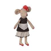 Stoffmaus-Puppe mit beigem Kopf, schwarzem Kleid mit weißer Spitze und roter Blume