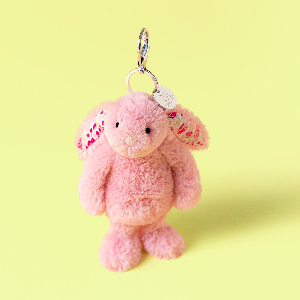 Rosa Plüschhase als Taschenanhänger mit Metallkarabiner und Rosenmuster an den Armen