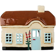 Teelicht-Haus aus Keramik, hellblaues Haus mit braunem Dach und Blumen am Eingang