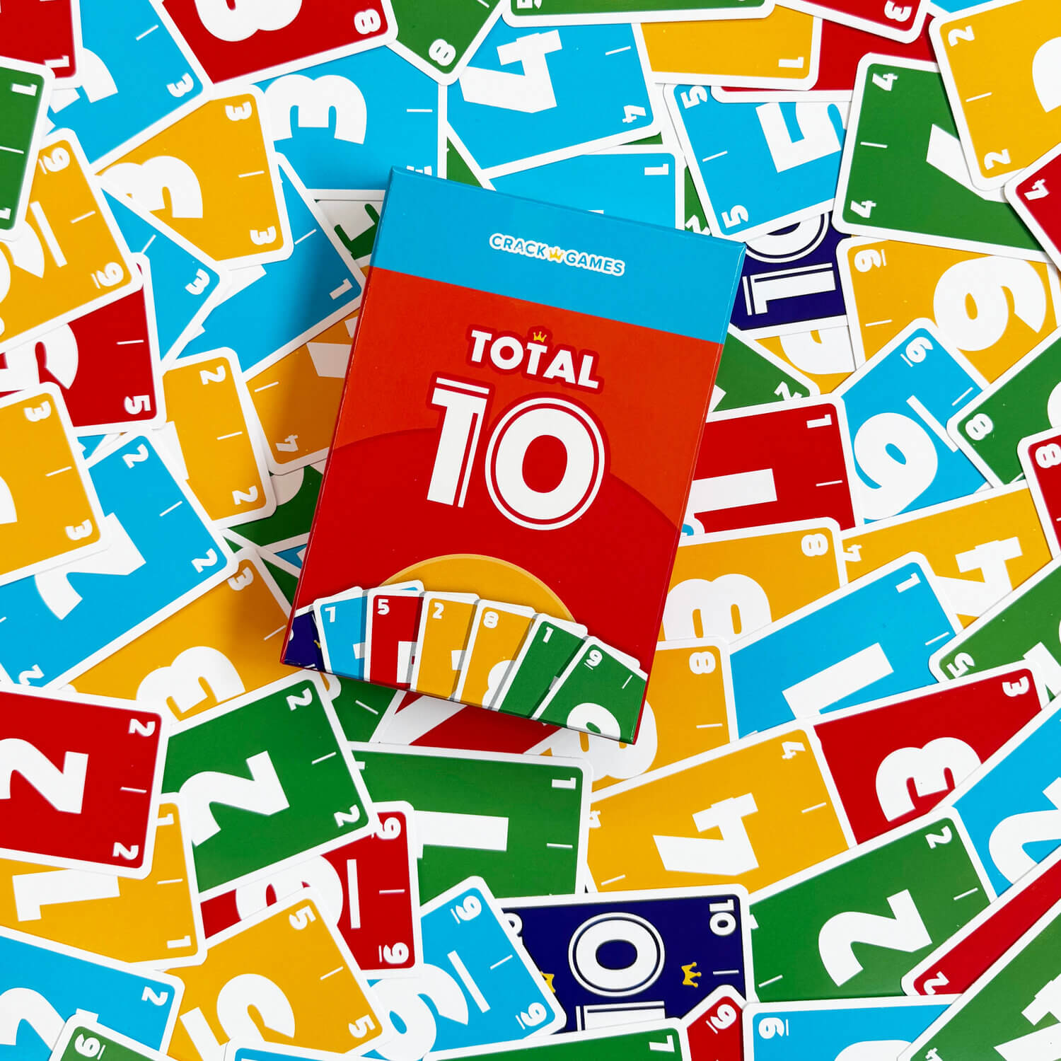 Buntes Set Spielkarten mit Zahlen und Farbsymbolen für Total 10