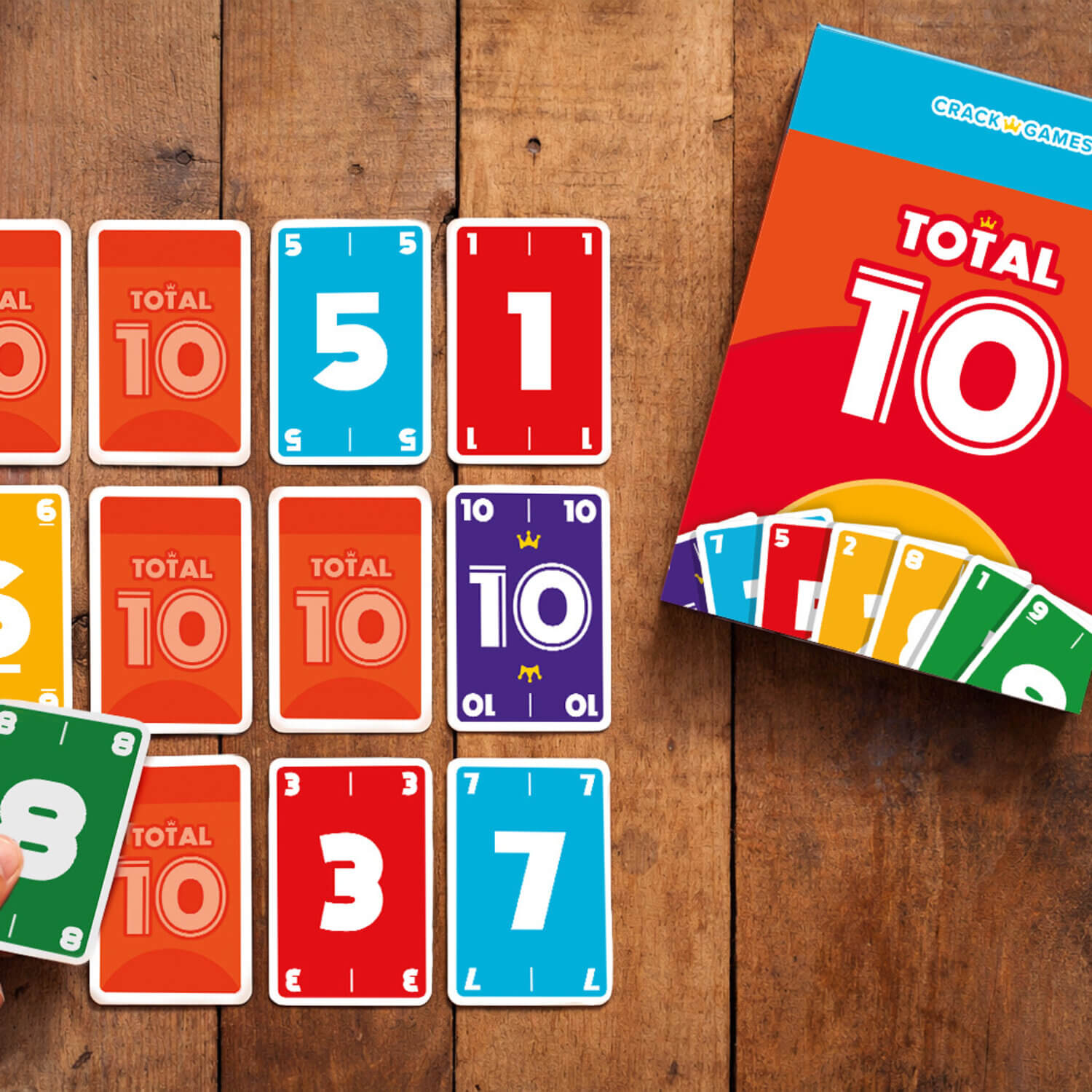 Spielkarten Total 10 mit Nummern auf Holz, Kartenstapel und Verpackungsecke