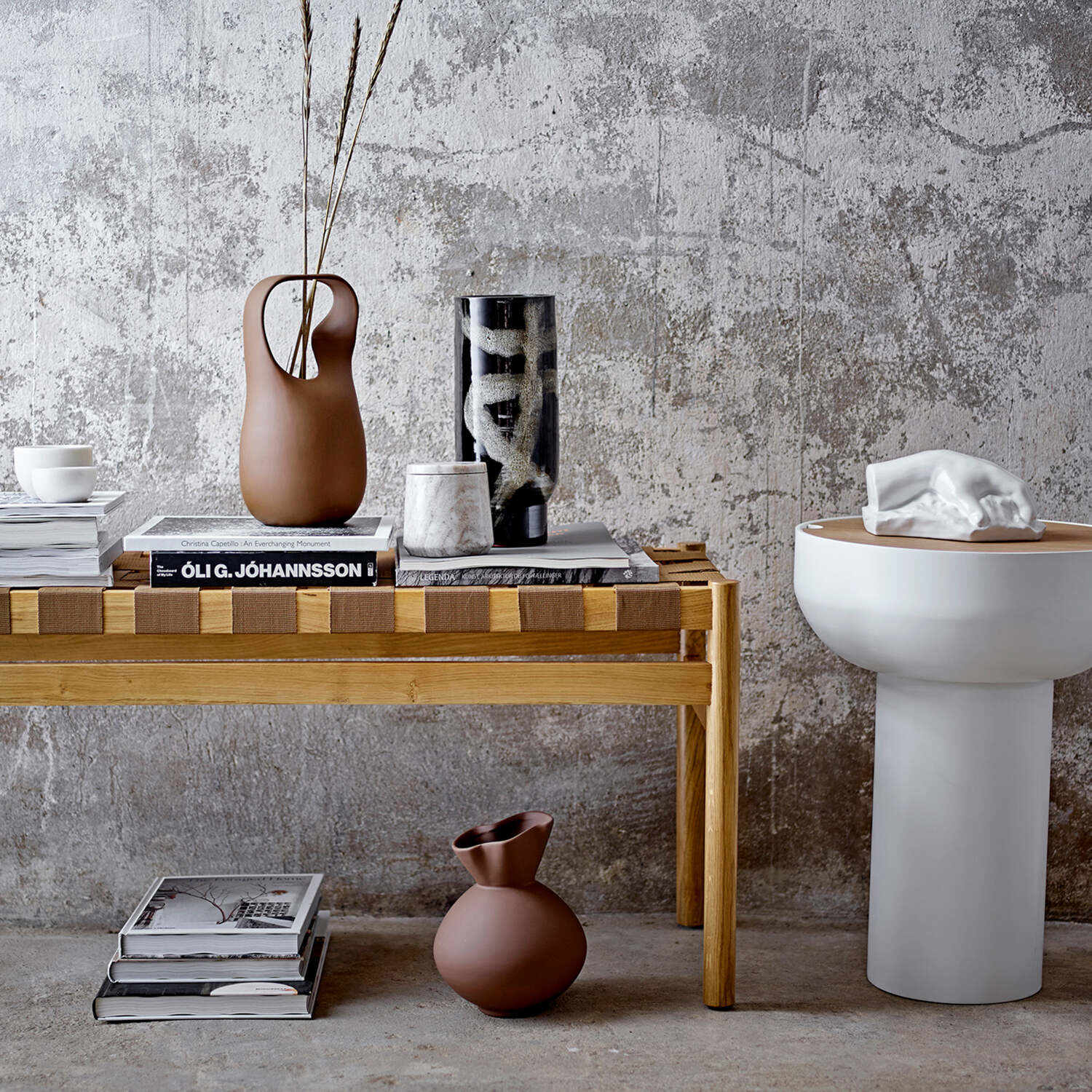 Weiße Deko-Tierfigur Shirie, im Badezimmer-Setup neben Toilette und Accessoires