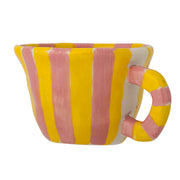 Gestreifte Tasse mit gelb-rosa Streifen, Henkel und glatter Tassenoberfläche.