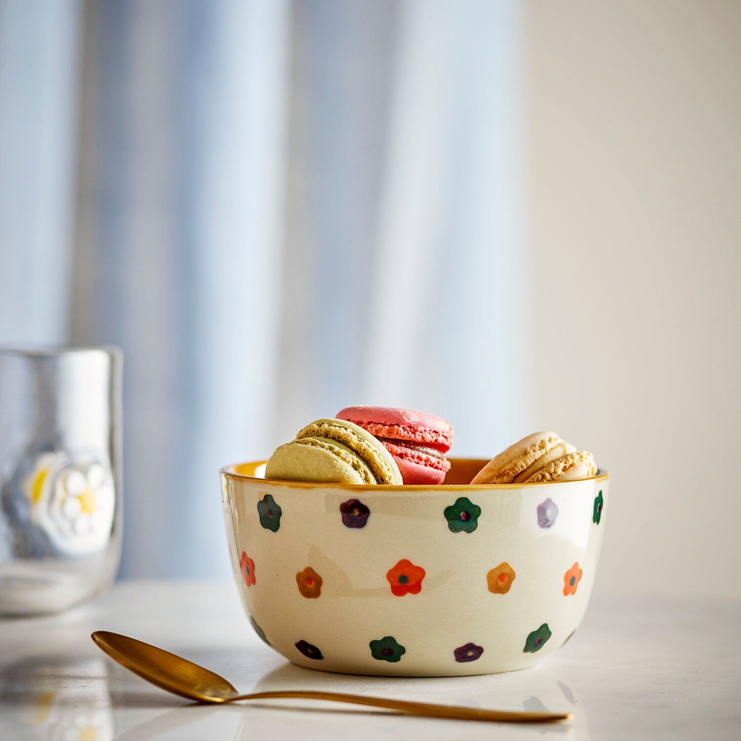 Schale Addy mit buntem Blumenmuster, gefüllt mit bunten Macarons