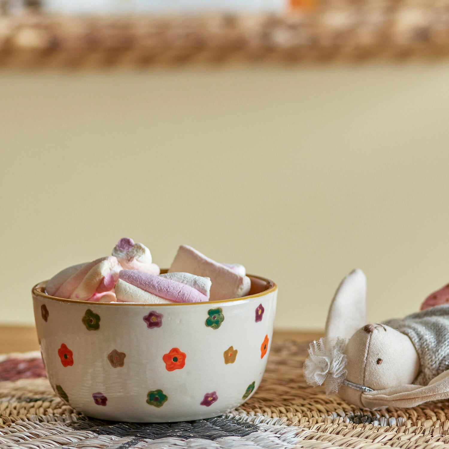 Schale Addy mit buntem Blumenmuster, gefüllt mit kleinen Handtüchern