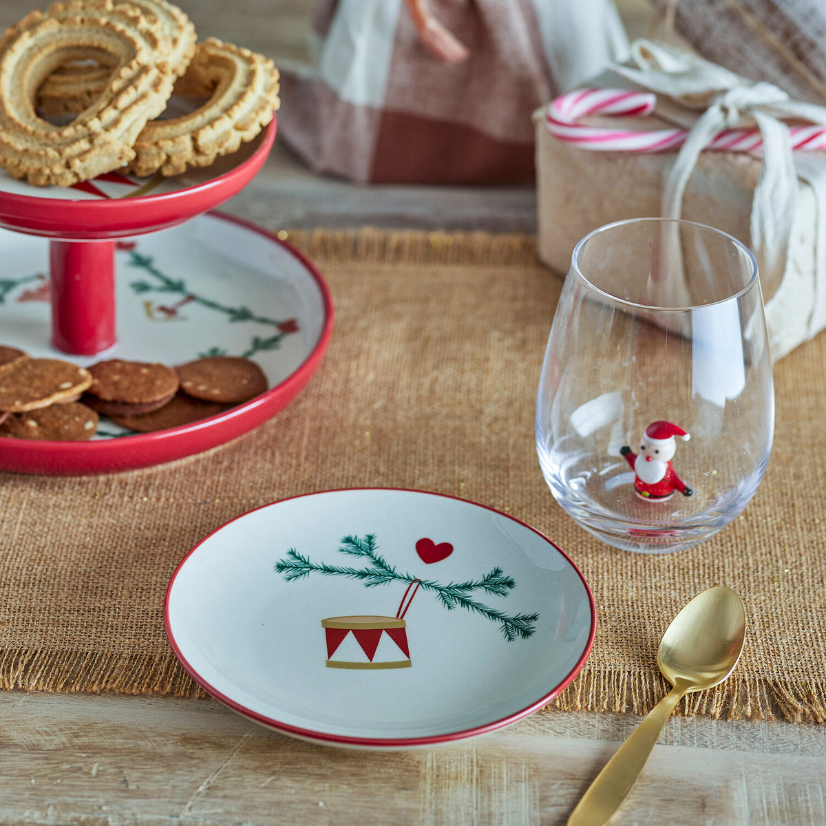 Weihnachtsteller naturfarben mit rotem Rand und Geschenk-/Tannenzweigmotiv