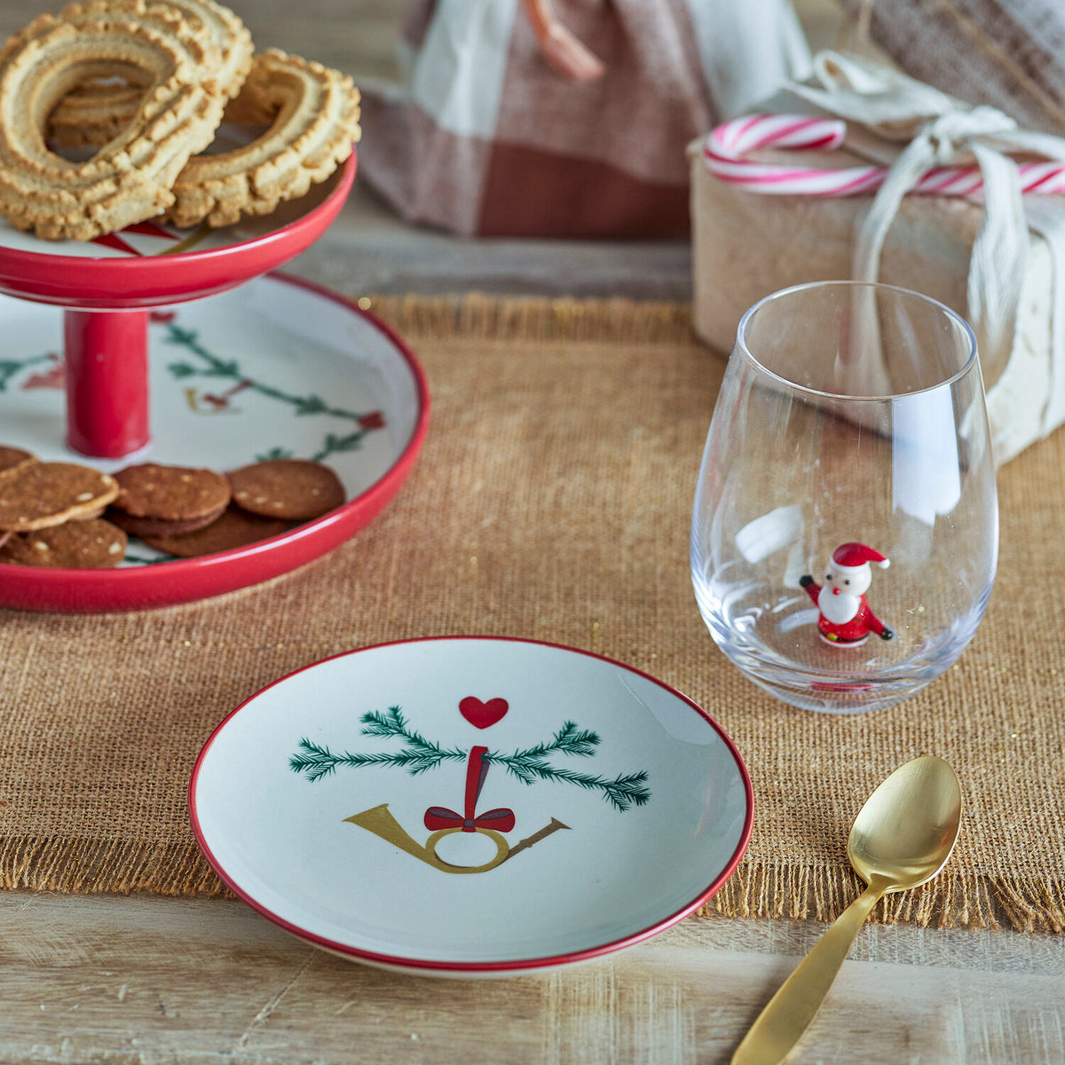 Weihnachtsteller naturfarben, roter Rand, Tannenzweig-Motiv mit Herz und Schleife