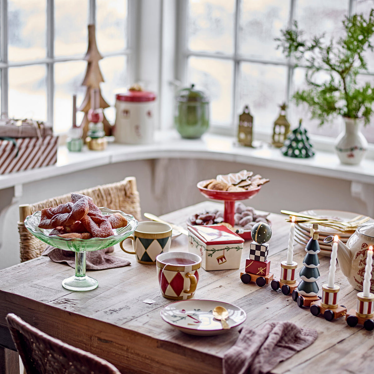 Weihnachtliches Servier-Set mit mehreren Tellern, naturfarben mit rotem Rand
