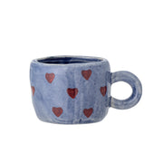 Blaue Tasse mit roten Herzchen und welliger Oberfläche, seitlicher Henkel
