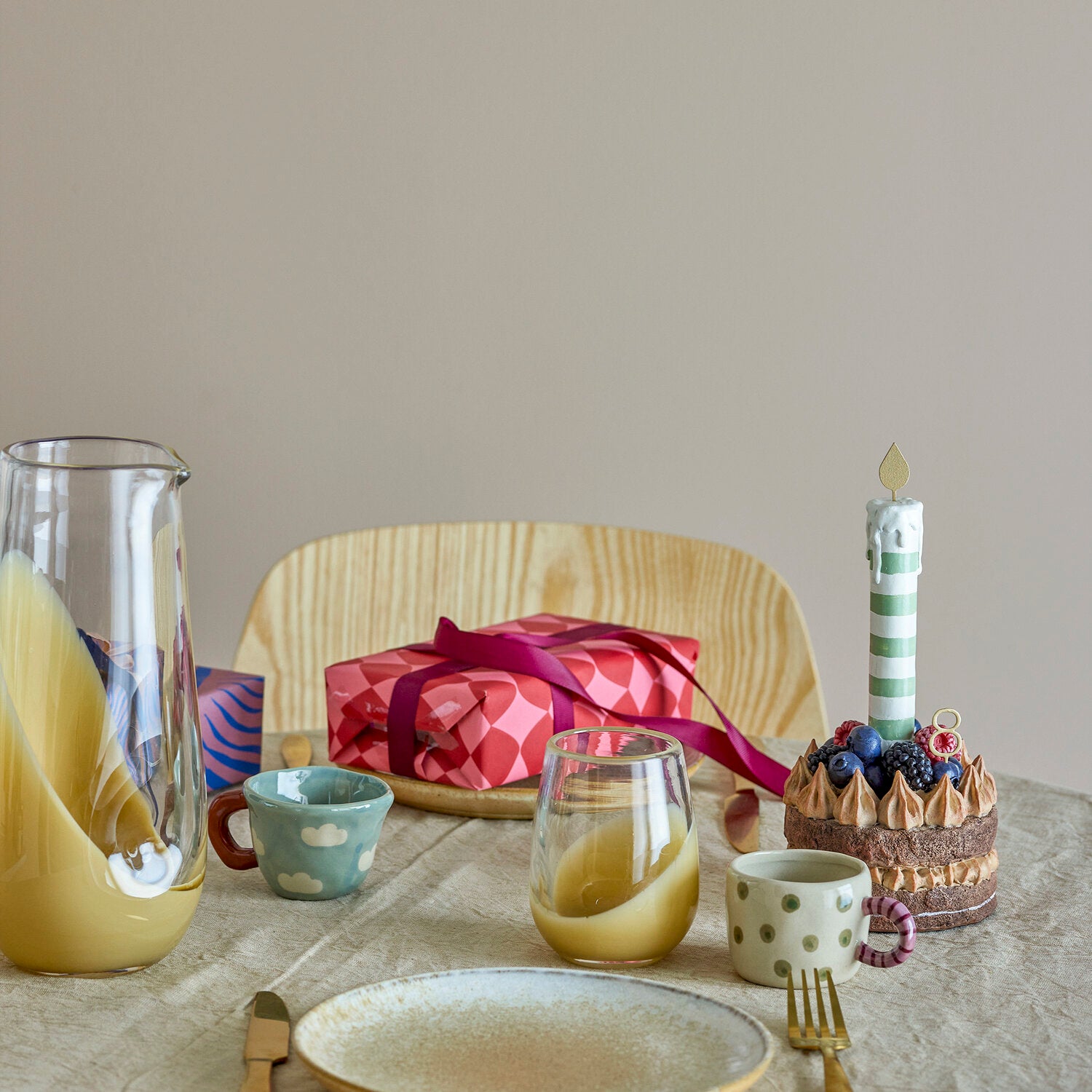 Tasse mit Kreis-Muster in Natur und Ringhenkel
