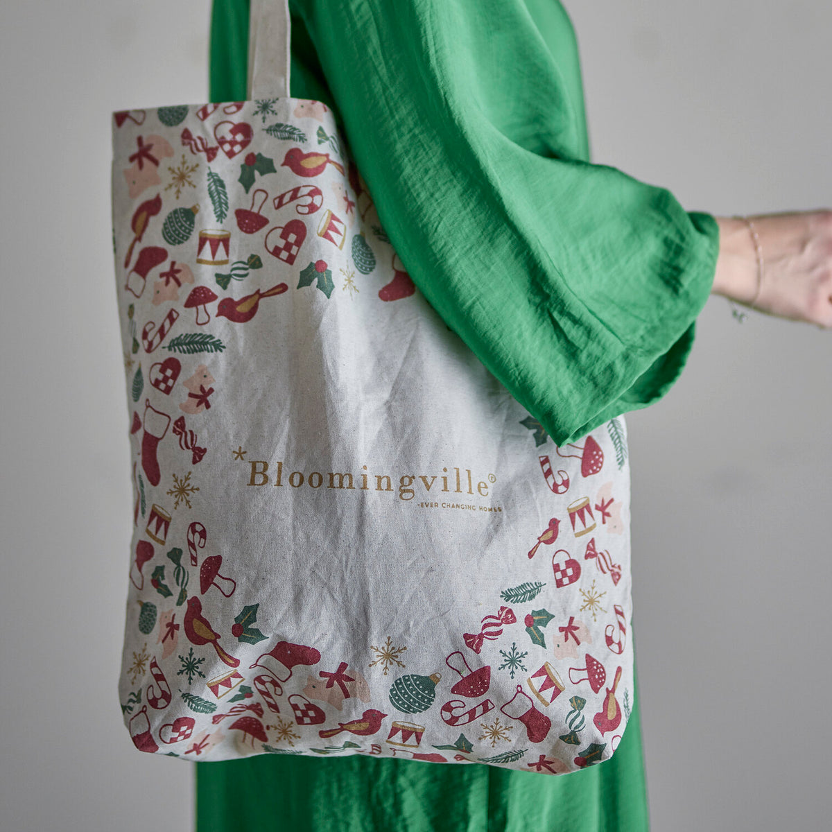 Tragetasche „Yule“ Natur mit Weihnachtsmotive-Patchwork und Schriftzug Bloomingville