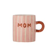 Rosa Keramikbecher mit weißen Streifen und Aufschrift „MOM“, brauner Henkel