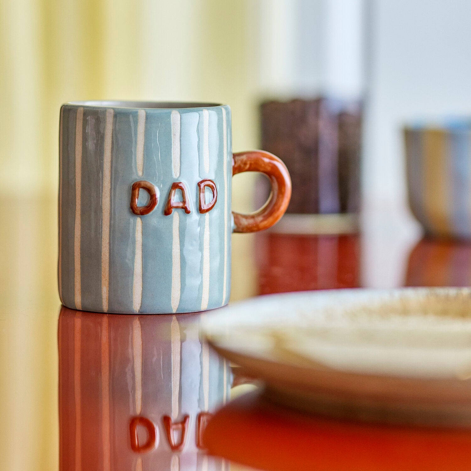 Becher Cherish 8x9 cm mit braunem Henkel, vertikalen Streifen und „Dad“