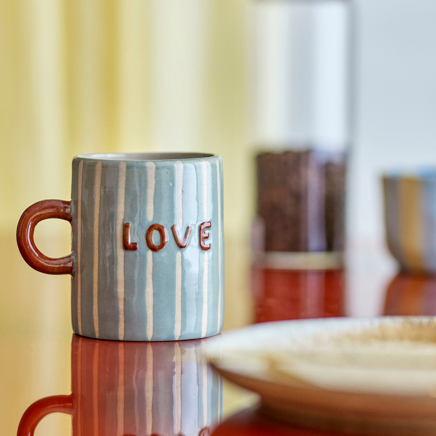 Becher Cherish 8x9 cm mit braunem Henkel, vertikalen Streifen und „Love“