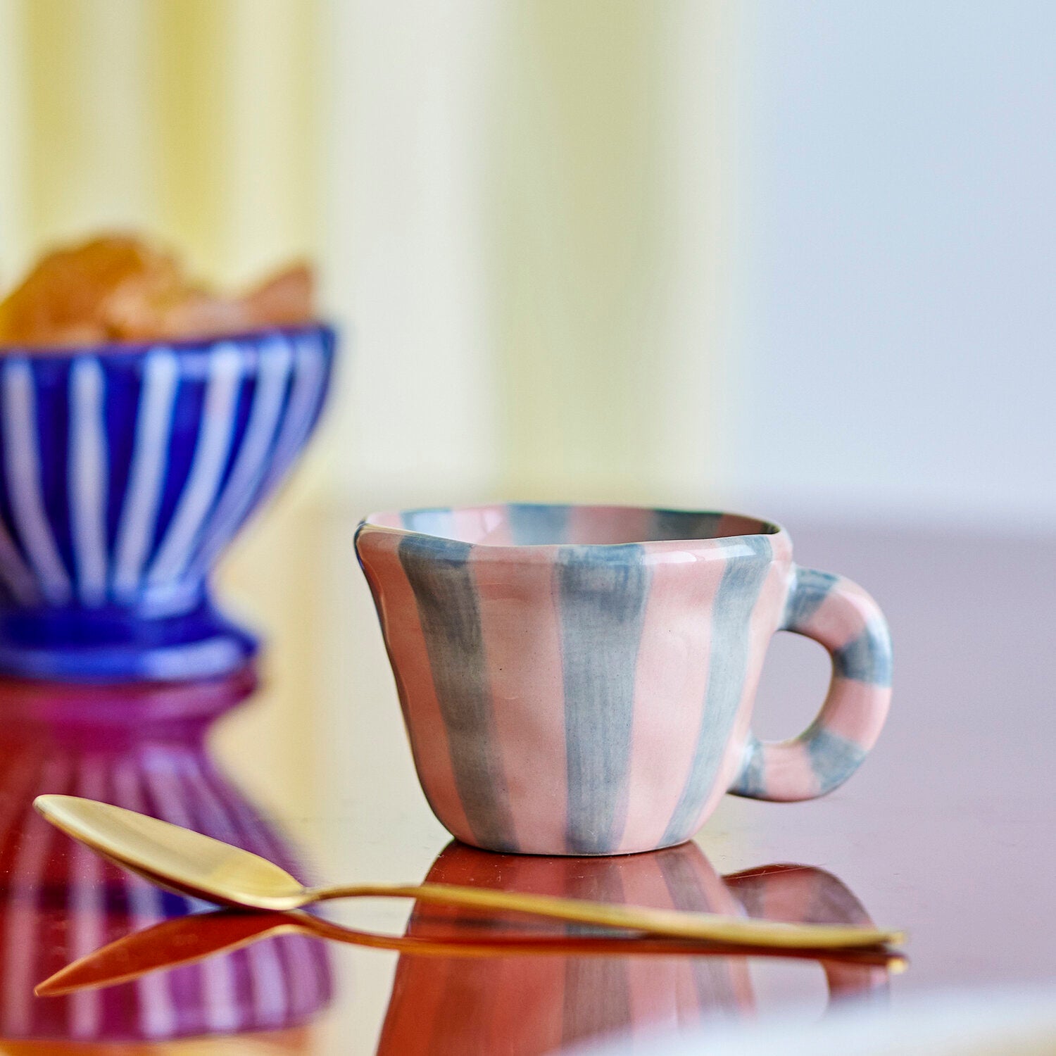 Tasse „Nini“ mit rosa- und graugrünen Streifen, steht auf Tisch, Seitenansicht