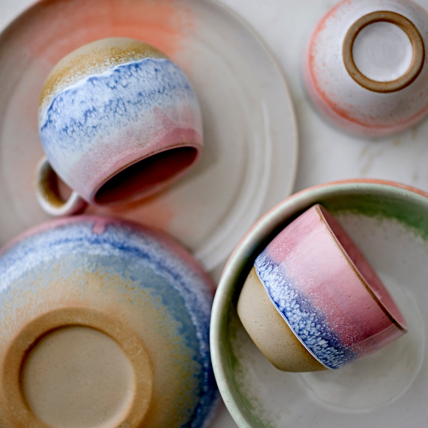 Keramik-Tasse mit Henkel, rosa-blaue Farbverläufe und Sprenkel, rundes Bodenprofil