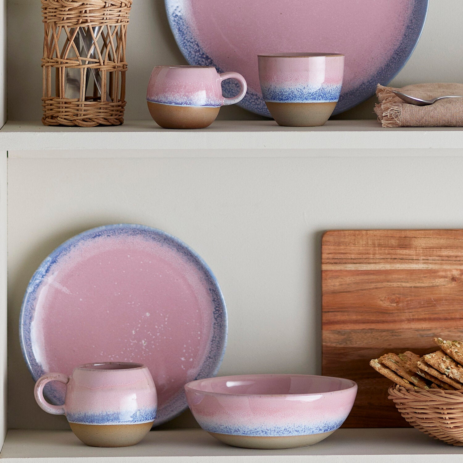 Tasse mit Henkel in Rosa-Blau-Marmoroptik, Teil eines Sets auf der Ablage