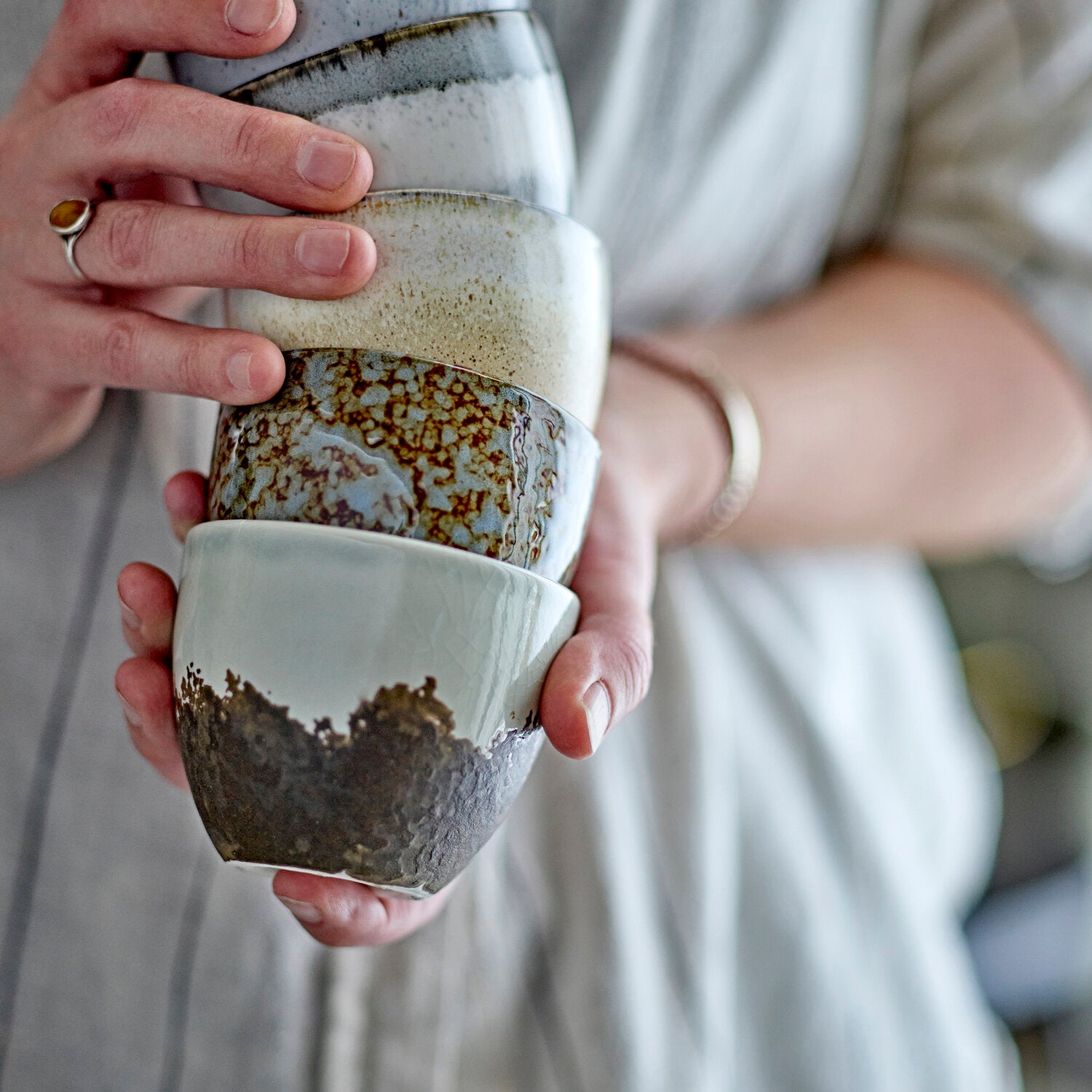 Keramikbecher mit naturfarbenem Sprenkelmuster, Henkel und Innenrand