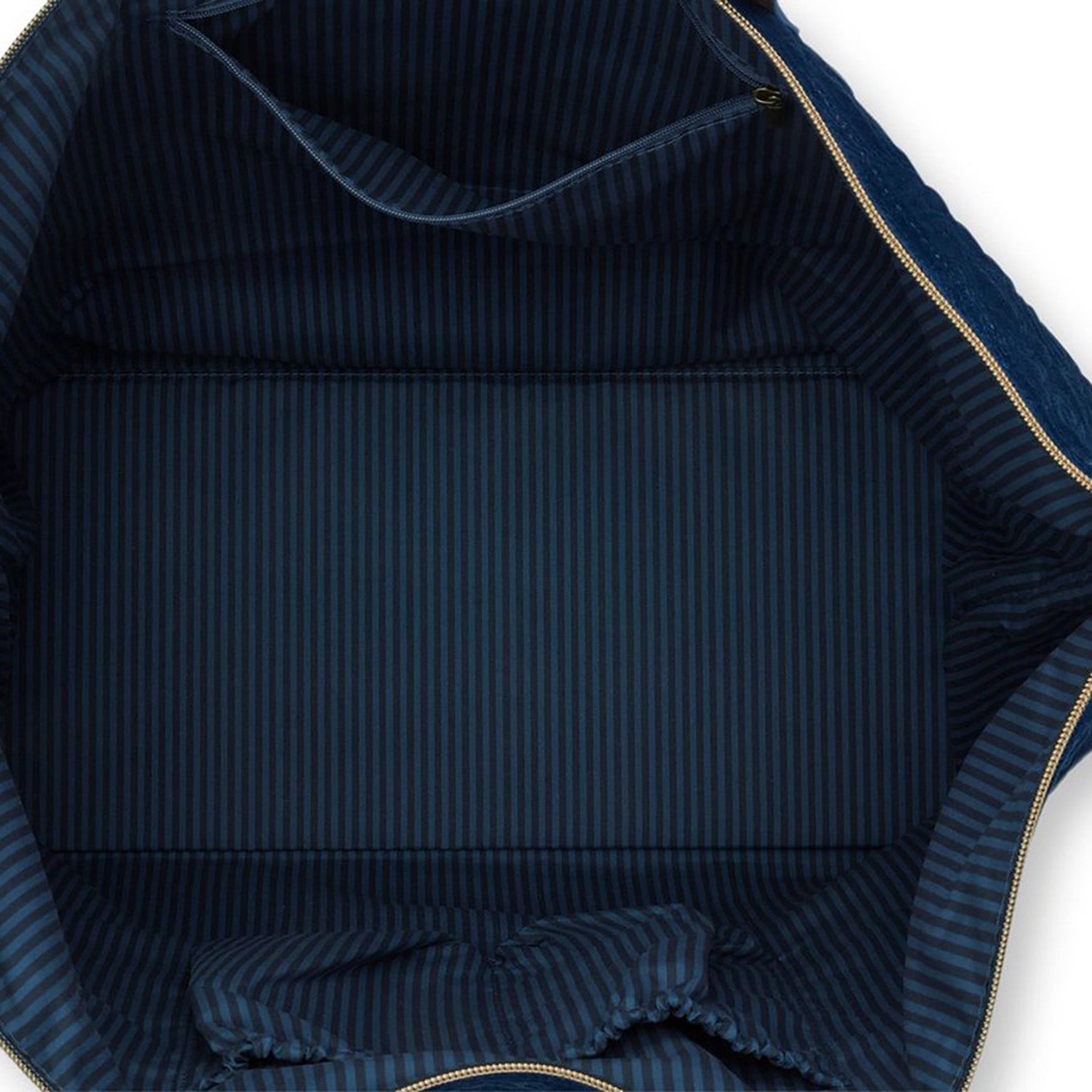 Innenfutter der blauen Tragetasche mit geriffelter Streifenstruktur und Zipperkante