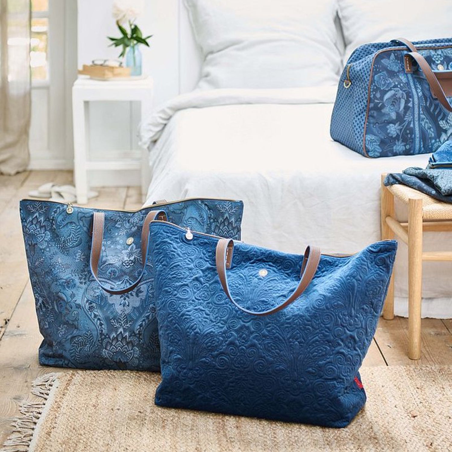 Blauer Shopper mit langen Griffen; weitere Tasche im gleichen Muster daneben