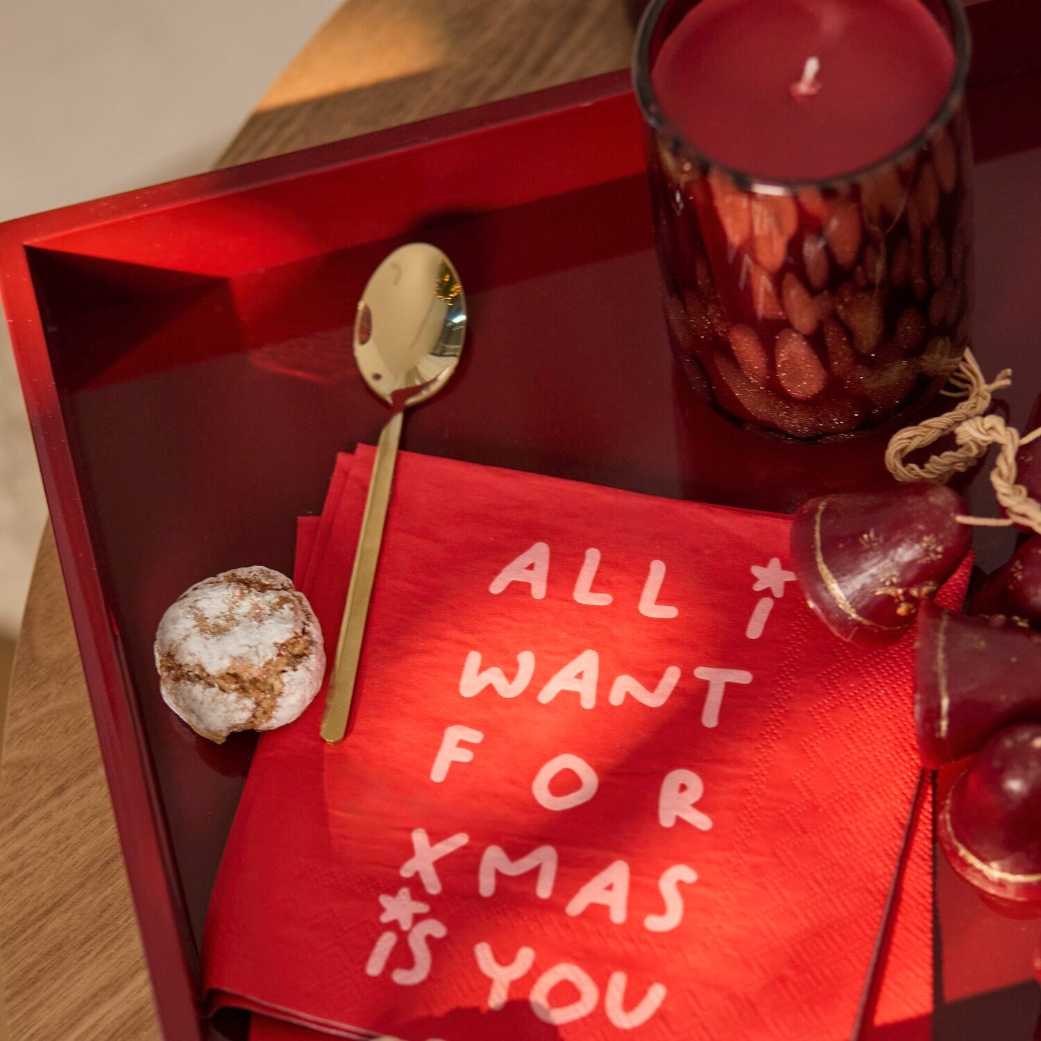 Rote Papierserviette mit weißer Aufschrift „ALL i WANT FOR XMAS IS YOU“ im Set