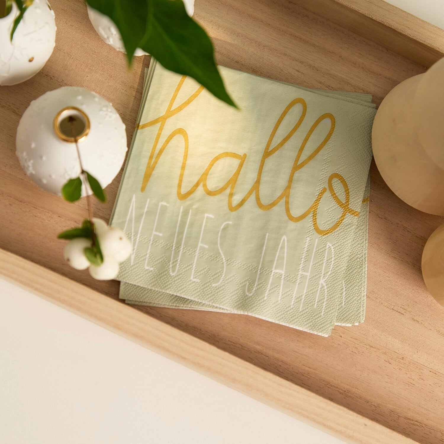 Cocktailservietten 25x25 cm „hallo“ und „neues Jahr“ auf Tablett, gold auf hellgrün