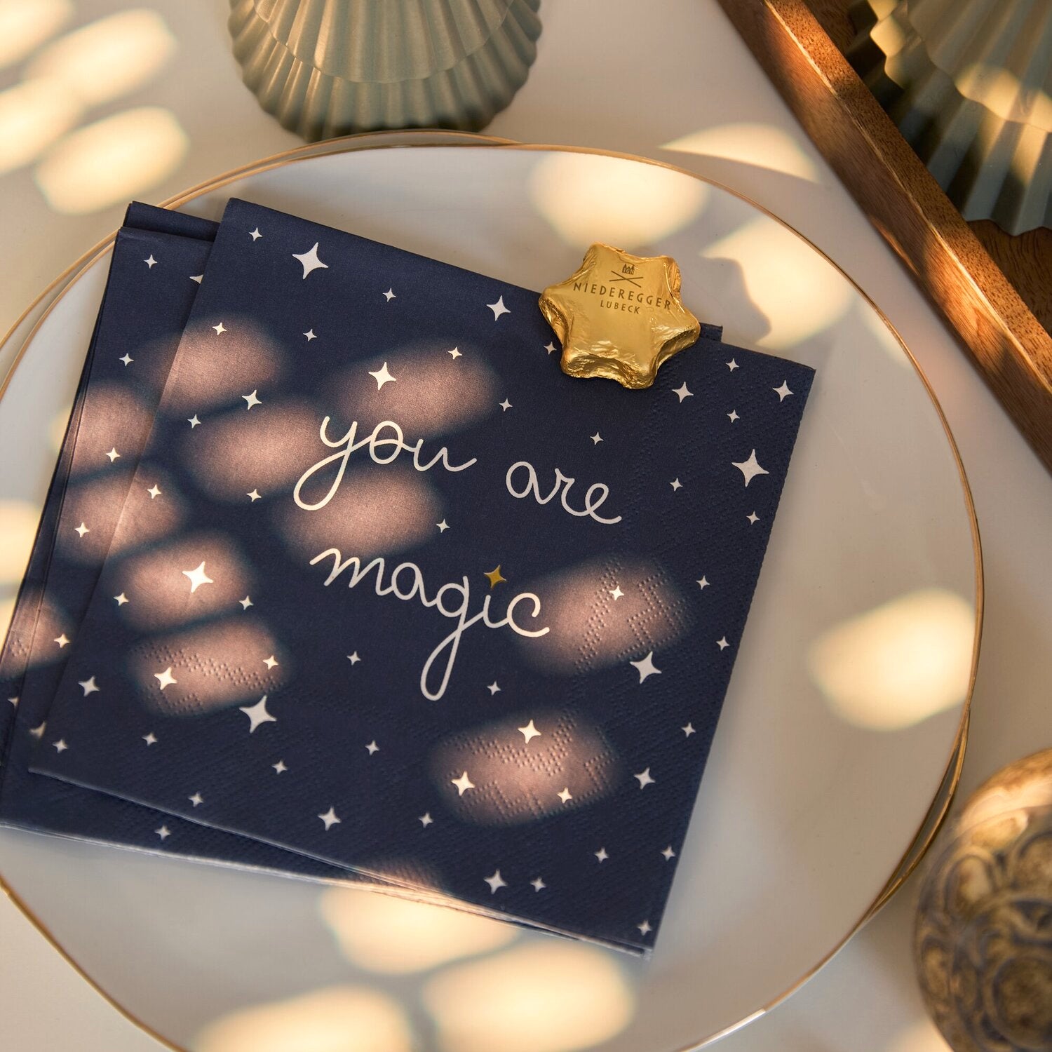 Serviette dunkelblau mit Sternchen und Text „you are magic“ im Schriftzug