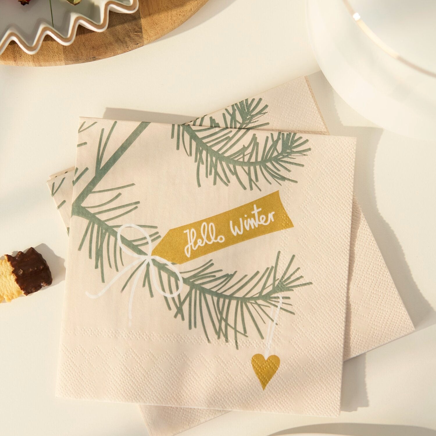 Papierserviette mit Winterzweig-Illustration, goldener „Hello Winter“-Aufschrift und Herz