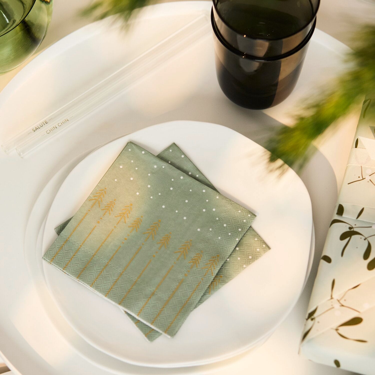 Cocktailservietten auf Teller, graugrün mit goldenen Tannen und weißen Punkten