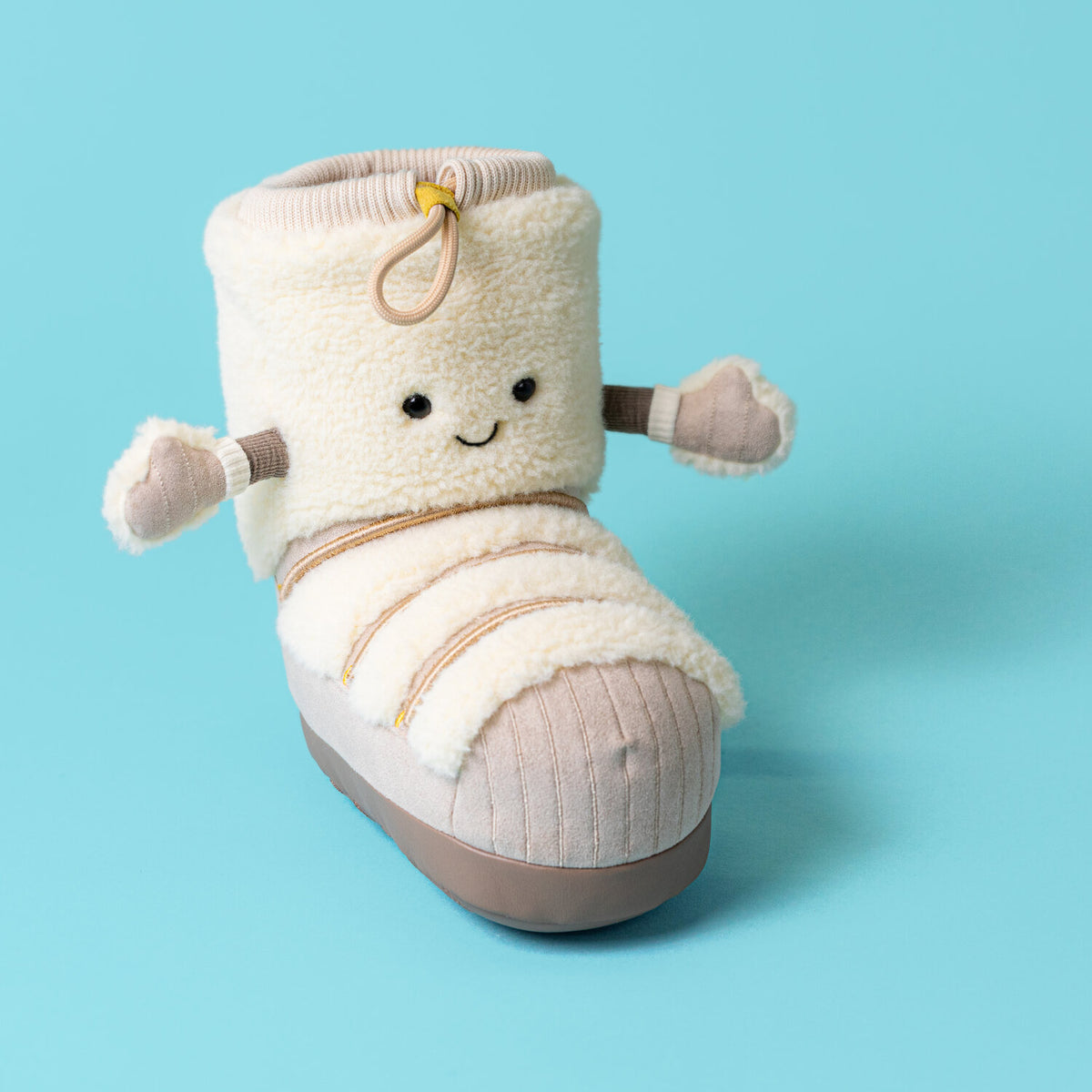 Kuscheltier-Schneeboot „Perta“ seitlich, beiger Plüschschuh mit graubrauner Sohle